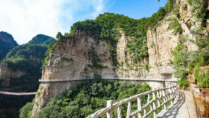 兴隆山景区玻璃桥与悬崖栈道